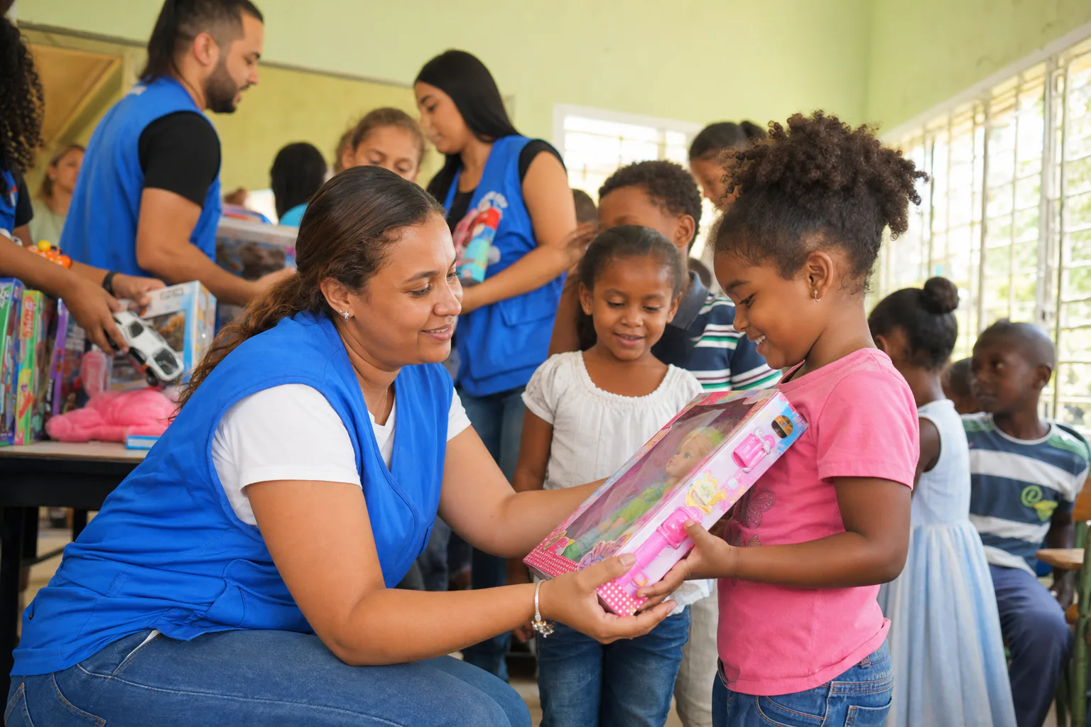 Voluntarios entregando donaciones en una acción solidaria comunitaria