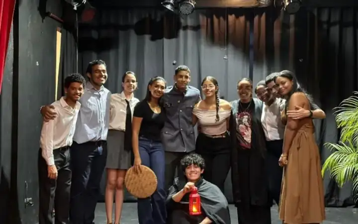 Grupo de teatro de Nueva Acrópolis en escena